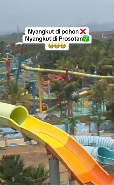 Viral Momen Menegangkan Dua Pria Tersangkut di Perosotan Waterboom, Panik tapi Bikin Ngakak