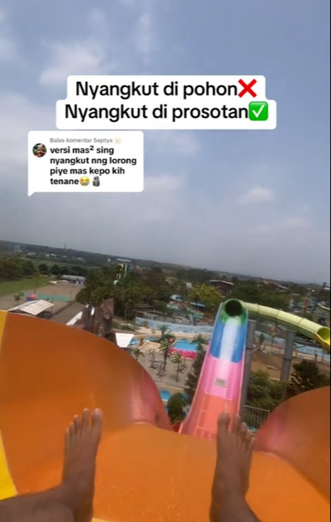 Viral Momen Menegangkan Dua Pria Tersangkut di Perosotan Waterboom, Panik tapi Bikin Ngakak