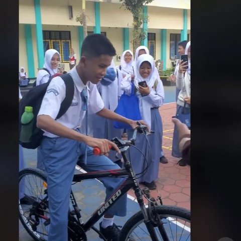 Ingat Romsi Siswa SMA Jalan Kaki Dibelikan Sepeda Teman-Teman Satu Kelas? Kini Dapat Kejutan Diberi Kambing di Sekolah