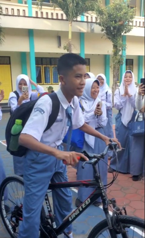 Kisah Romsi, Siswa SMA di Kebumen Dapat Sepeda dari Teman-temannya kini Dapat Hadiah Kambing dari Warganet