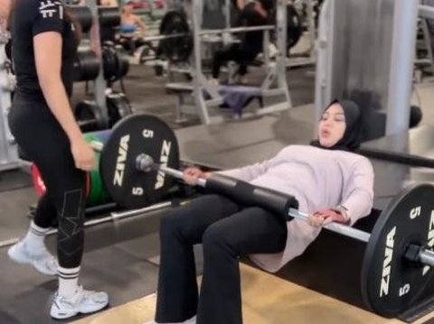 Jadi Ibu Dua Anak, ini Potret Aurel Hermansyah saat Latihan Angkat Beban di Gym Hingga Bikin Salfok Netizen 'Kuat Banget'