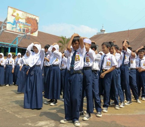 FOTO: Antusiasme Pelajar SMP di Jakarta Mengikuti Simulasi Kesiapsiagaan Menghadapi Gempa Bumi