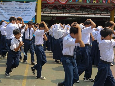 FOTO: Antusiasme Pelajar SMP di Jakarta Mengikuti Simulasi Kesiapsiagaan Menghadapi Gempa Bumi