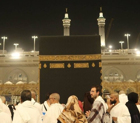 Potret Jennifer Coppen Umrah, Baby Kamari Sempat Tunjuk ke Atas Sambil Bilang 'Papa Dali' saat Tawaf