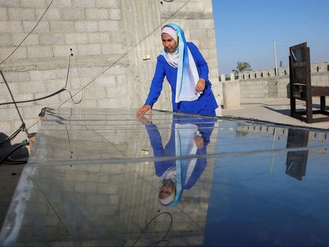 FOTO: Wanita Palestina Ini Sukses Ciptakan Perangkat Canggih Bertenaga Matahari untuk Atasi Krisis Bahan Bakar dan Air di Gaza