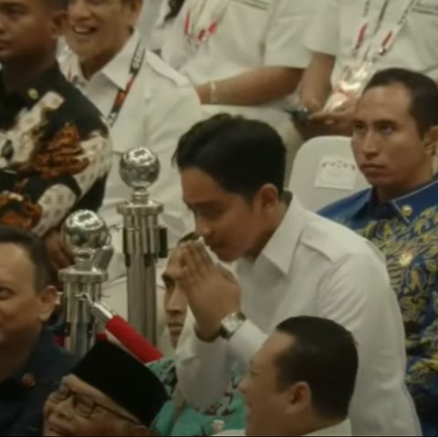 Senyum Canggung Jokowi Panggil Gibran Sebagai Wapres Terpilih di Rapimnas Gerindra