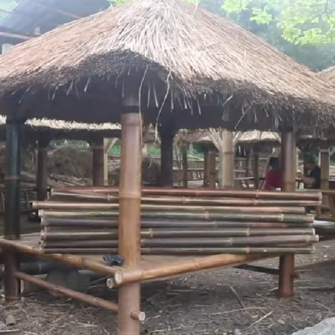 Tak Ingin Anak Muda Jadi Buruh Migran, Pria Asal Lombok Ajak Warga di Kampungnya Bikin Gazebo Bambu