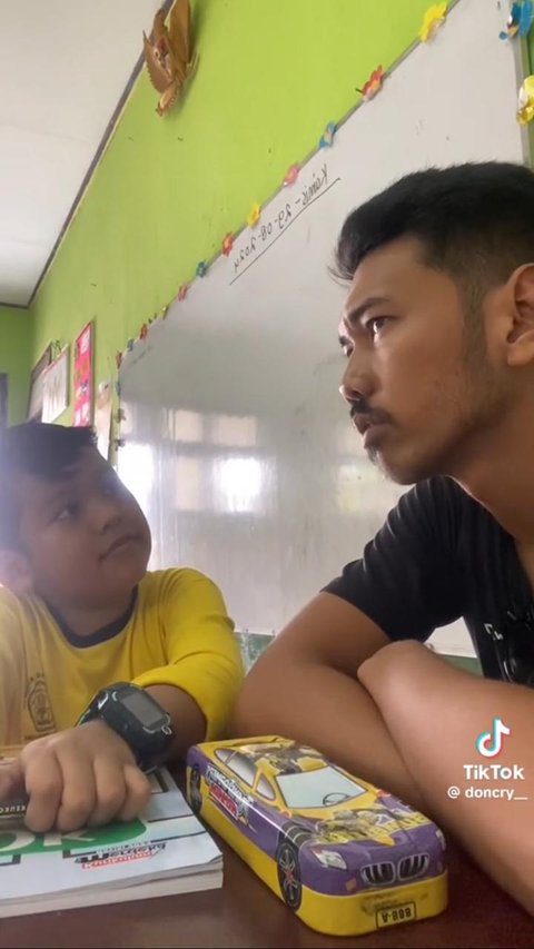 Viral Guru Olahraga di Bekasi Curhat pada Siswanya yang Masih SD, Respons Sang Murid Curi Perhatian