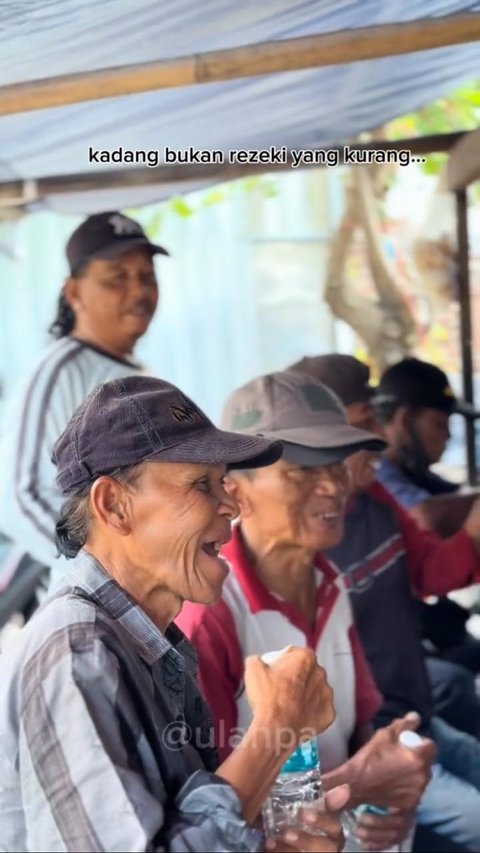 Viral Aksi Polwan Traktir Makan Tukang Becak hingga Penyapu Jalanan, Aksinya Tuai Pujian