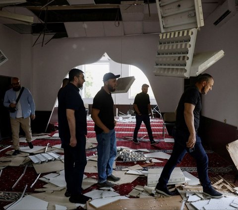 Masjid tersebut diketahui terkena dampak ledakan yang dari serangan rudal Rusia yang mengarah pada sebuah bangunan yang berada di dekatnya. Foto: REUTERS / Thomas Peter