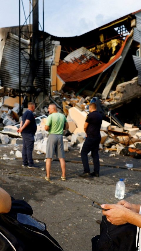 Dari laporan unit pertahanan udara Ukraina mengatakan mereka telah berhasil menghancurkan lebih dari 10 rudal jelajah dan rudal balistik yang diluncurkan Rusia. Foto: REUTERS / Valentyn Ogirenko