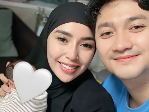 Potret Baby Safiyya Anya Anak Angga Wijaya, Punya Paras Cantik dan Gemesin Banget!