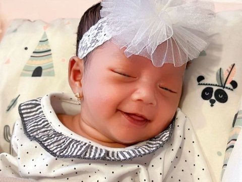 Potret Baby Safiyya Anya Anak Angga Wijaya, Punya Paras Cantik dan Gemesin Banget!