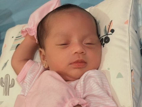 Potret Baby Safiyya Anya Anak Angga Wijaya, Punya Paras Cantik dan Gemesin Banget!