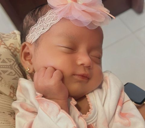 Potret Baby Safiyya Anya Anak Angga Wijaya, Punya Paras Cantik dan Gemesin Banget!