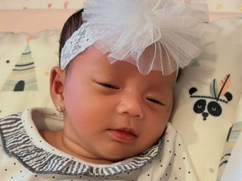 Potret Baby Safiyya Anya Anak Angga Wijaya, Punya Paras Cantik dan Gemesin Banget!