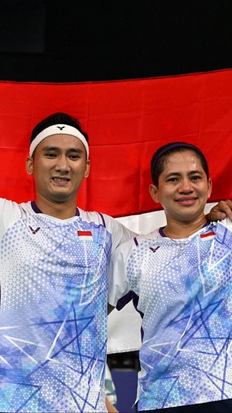 FOTO: Ganda Campuran Hikmat Ramdani dan Leani Ratri Oktila Raih Emas Pertama untuk Indonesia di Paralimpiade Paris 2024