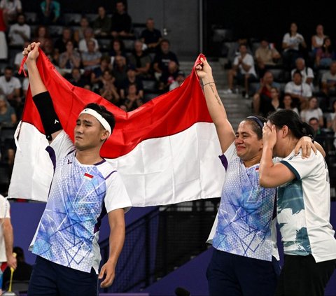 FOTO: Ganda Campuran Hikmat Ramdani dan Leani Ratri Oktila Raih Emas Pertama untuk Indonesia di Paralimpiade Paris 2024