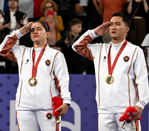 FOTO: Ganda Campuran Hikmat Ramdani dan Leani Ratri Oktila Raih Emas Pertama untuk Indonesia di Paralimpiade Paris 2024