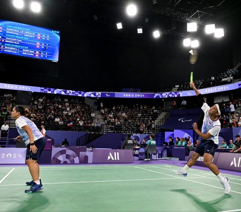 FOTO: Ganda Campuran Hikmat Ramdani dan Leani Ratri Oktila Raih Emas Pertama untuk Indonesia di Paralimpiade Paris 2024