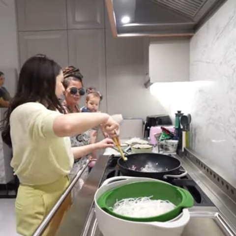 Potret Nagita Slavina Masak Bareng Mertua Jennifer Coppen, Vibes Berasa Diajarkan oleh Gordon Ramsay