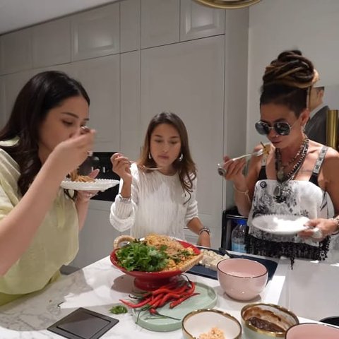 Potret Nagita Slavina Masak Bareng Mertua Jennifer Coppen, Vibes Berasa Diajarkan oleh Gordon Ramsay