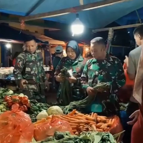 Momen Prajurit TNI Berseragam Lengkap Tiba-Tiba Belanja Sayuran ke Pasar, Ada Apa?