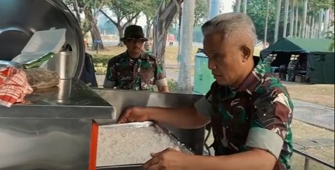 Momen Prajurit TNI Berseragam Lengkap Tiba-Tiba Belanja Sayuran ke Pasar, Ada Apa?