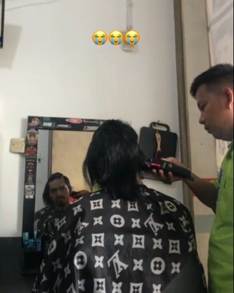 Wanita Ini Temani Sang Kekasih Cukur Rambut Setelah 3 Tahun Gondrong, Perubahan Penampilannya Bikin Pangling