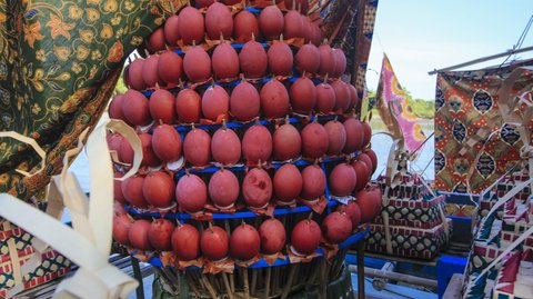 Momen Seru Warga Berebut Ribuan Telur saat Peringatan Maulid Nabi di Gowa, Diyakini Bawa Berkah