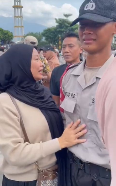 Momen Siswa Seba Polri Tahan Tangis Tak Dihadiri Ortu saat Pelantikan, Dihampiri Ibu-Ibu Tambah Haru