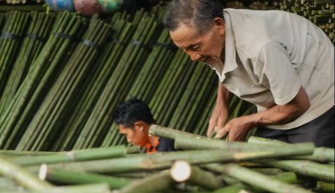 Tinggalkan Kota Demi Meneruskan Pekerjaan Ortu, Pemuda Ini Kembangkan Petani Bambu Cendani Untuk Memajukan Perekonomian Desa