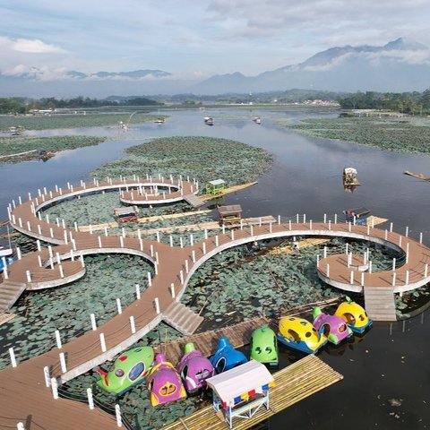 Melihat Asyiknya Orang Belanda Liburan di Situ Bagendit Garut Tahun 1912, Naik Perahu Berombongan