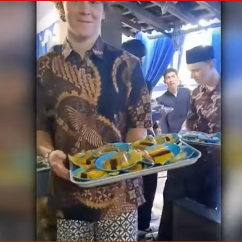 Curi Perhatian, Dua Bule Asal Swiss Ini Ikut Antar Makanan saat Tradisi Sinoman