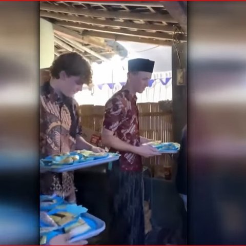 Curi Perhatian, Dua Bule Asal Swiss Ini Ikut Antar Makanan saat Tradisi Sinoman