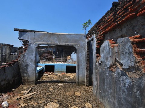 FOTO: Jejak Kehidupan di Pantai Muara Beting yang Tergerus Abrasi