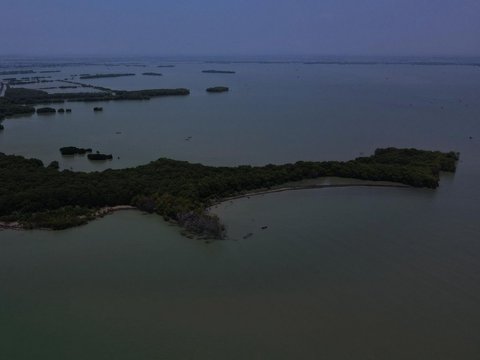 FOTO: Jejak Kehidupan di Pantai Muara Beting yang Tergerus Abrasi