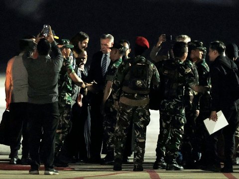 FOTO: Dikawal Tentara Baret Merah, Ini Momen Pilot Susi Air Philip Mehrtens Tiba di Jakarta Usai 1,5 Tahun Disandera KKB