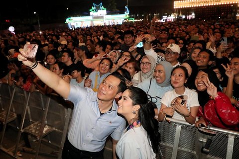 Kece Banget! ini Gaya Annisa Pohan saat Nonton SBY Tampil di Panggung Pestapora 2024