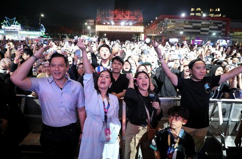 Kece Banget! ini Gaya Annisa Pohan saat Nonton SBY Tampil di Panggung Pestapora 2024