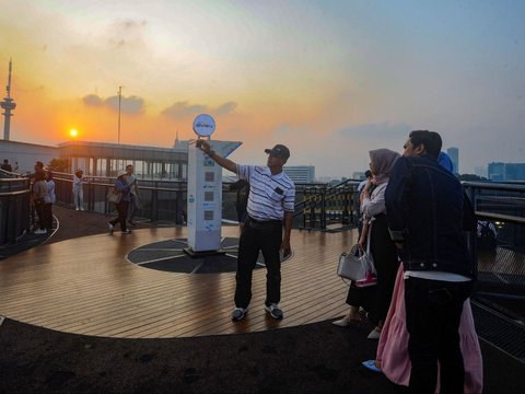 FOTO: Memburu Keindahan Senja dari Skywalk Senayan Park, Destinasi Wisata Primadona di Jakarta