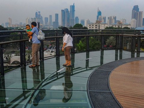 FOTO: Memburu Keindahan Senja dari Skywalk Senayan Park, Destinasi Wisata Primadona di Jakarta