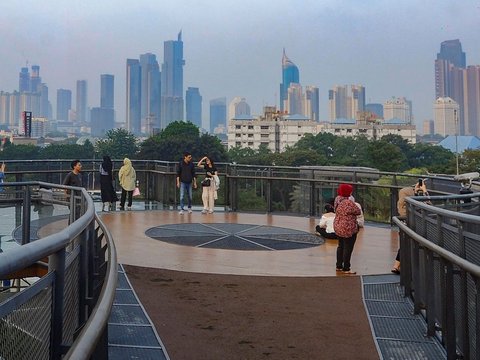 FOTO: Memburu Keindahan Senja dari Skywalk Senayan Park, Destinasi Wisata Primadona di Jakarta