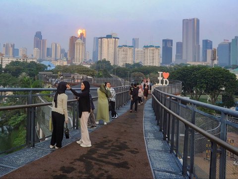 FOTO: Memburu Keindahan Senja dari Skywalk Senayan Park, Destinasi Wisata Primadona di Jakarta