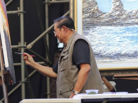 FOTO: Aksi SBY Unjuk Kebolehan Melukis di Festival Musik Pestapora 2024