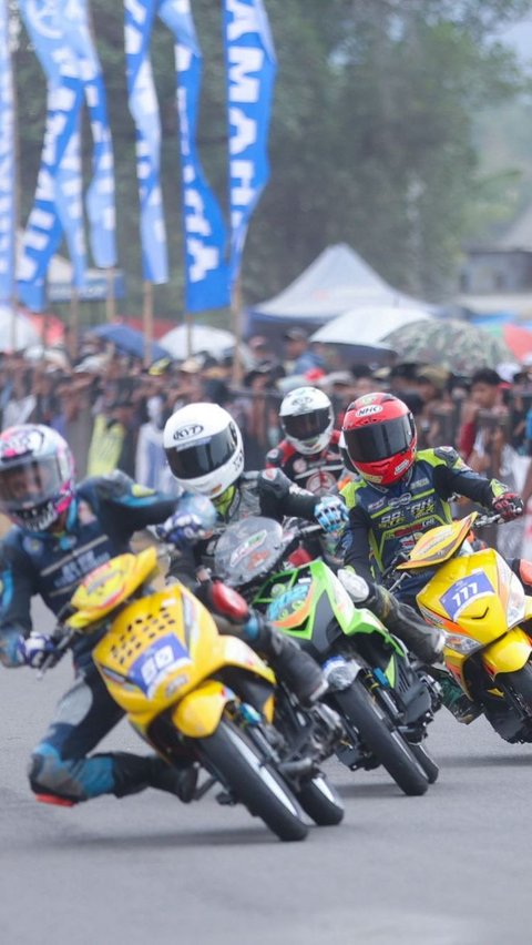 FOTO:  Sengitnya Para Pembalap Bersaing di Seri Pertama Yamaha Cup Race 2024