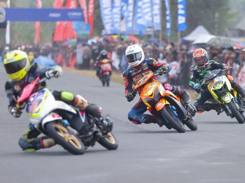 FOTO: Sengitnya Para Pembalap Bersaing di Seri Pertama Yamaha Cup Race 2024