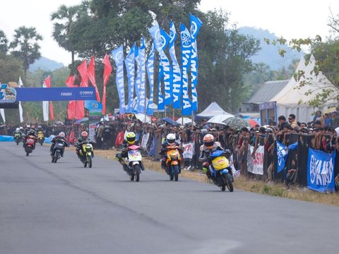 FOTO: Sengitnya Para Pembalap Bersaing di Seri Pertama Yamaha Cup Race 2024