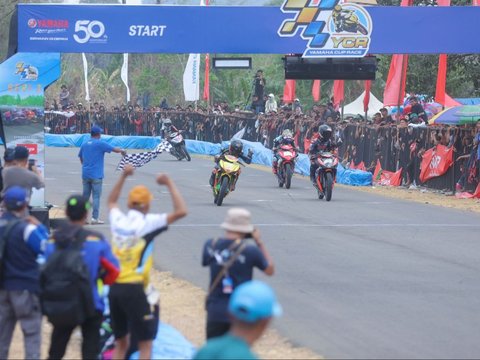 FOTO: Sengitnya Para Pembalap Bersaing di Seri Pertama Yamaha Cup Race 2024