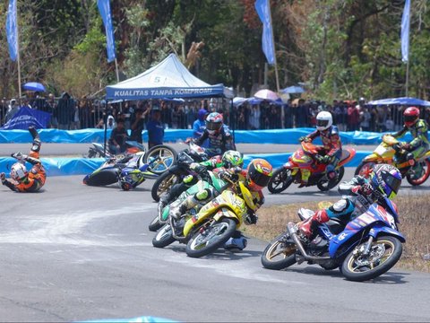 FOTO: Sengitnya Para Pembalap Bersaing di Seri Pertama Yamaha Cup Race 2024